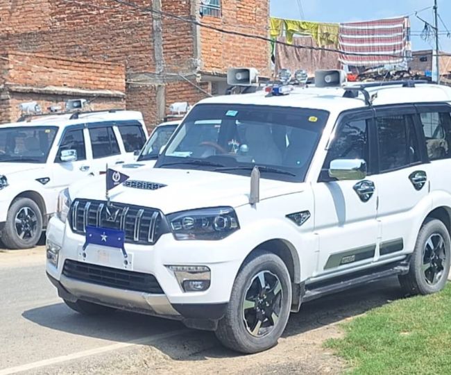 घर के आगे डीआईजी की लगी गाड़ी